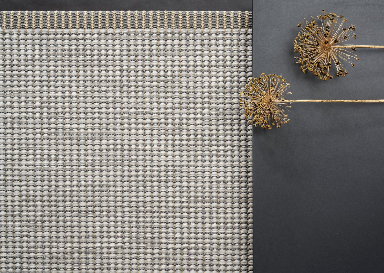 Design vloerkleed Woodnotes Piccolo Grey Stone 17118035 sfeer