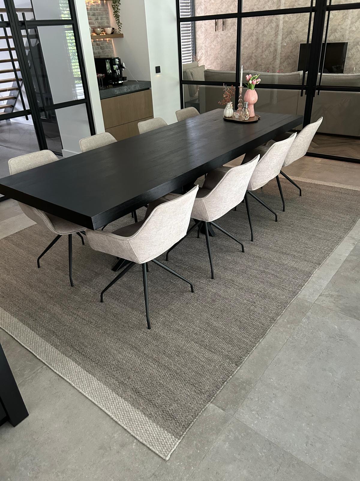 Fay_Grey_onder_eettafel