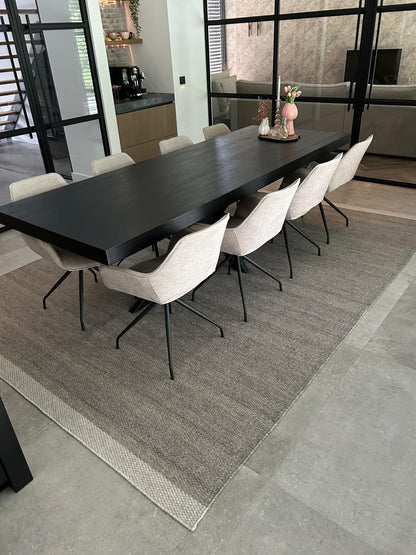 Fay_Grey_onder_eettafel
