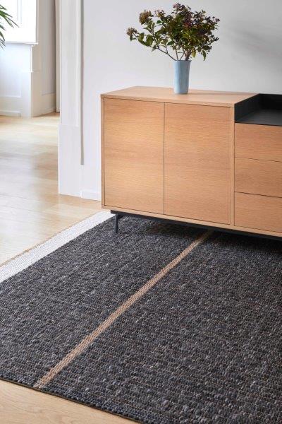 Gan Rugs Reversible black sfeer voorkant