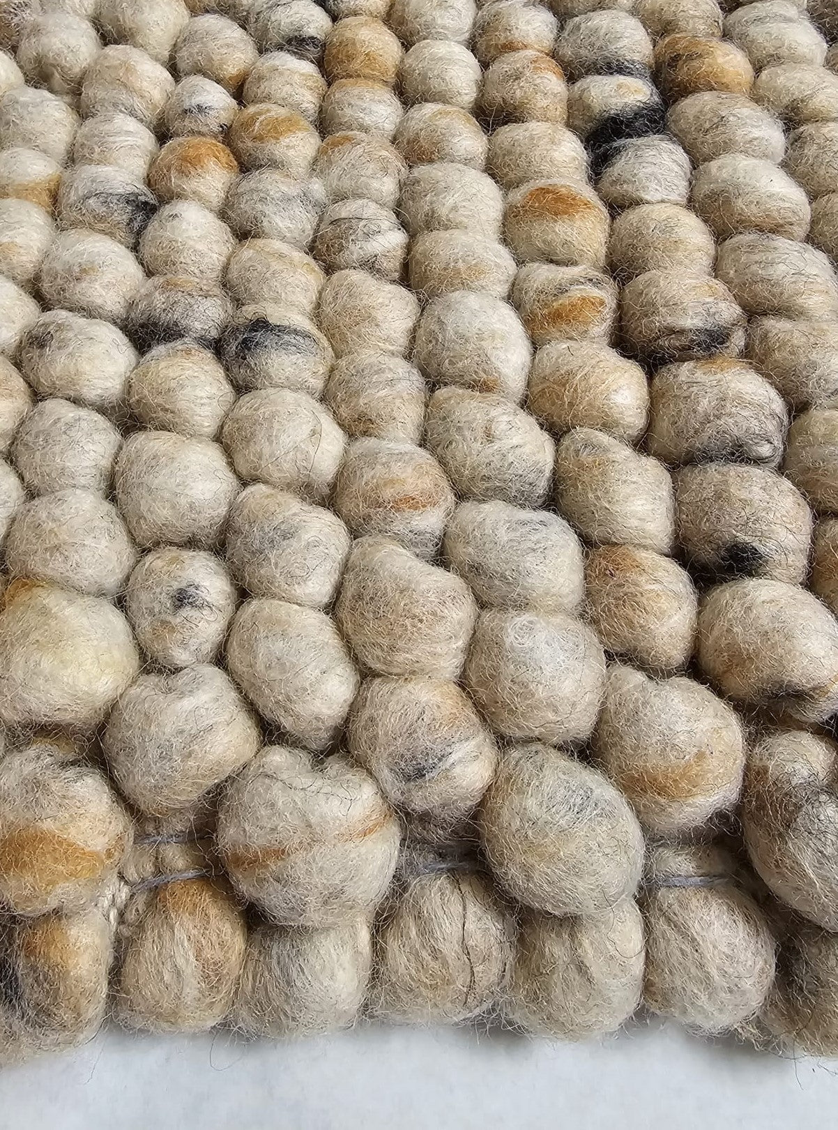 Grof wollen vloerkleed Marit Beige mix 02 closeup