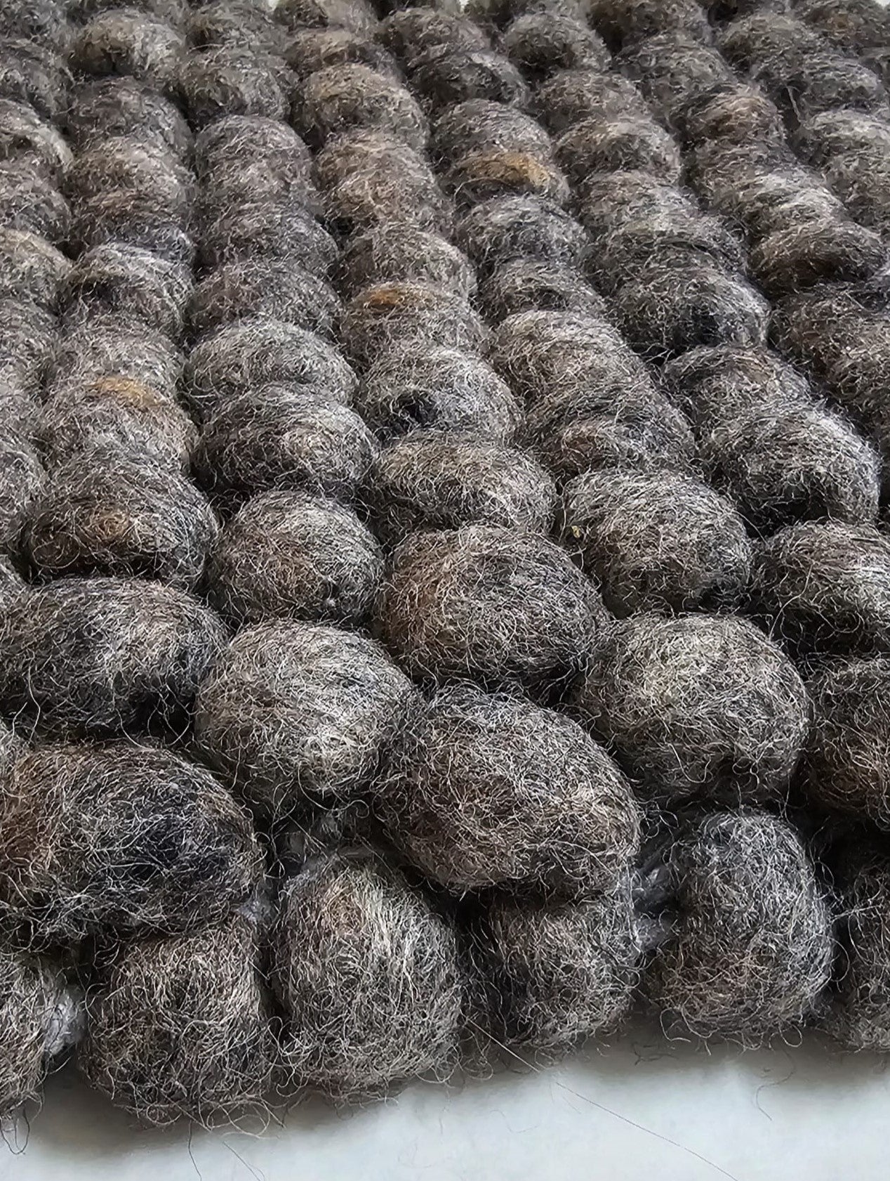 Grof wollen vloerkleed Marit Donkergrijs 04 closeup