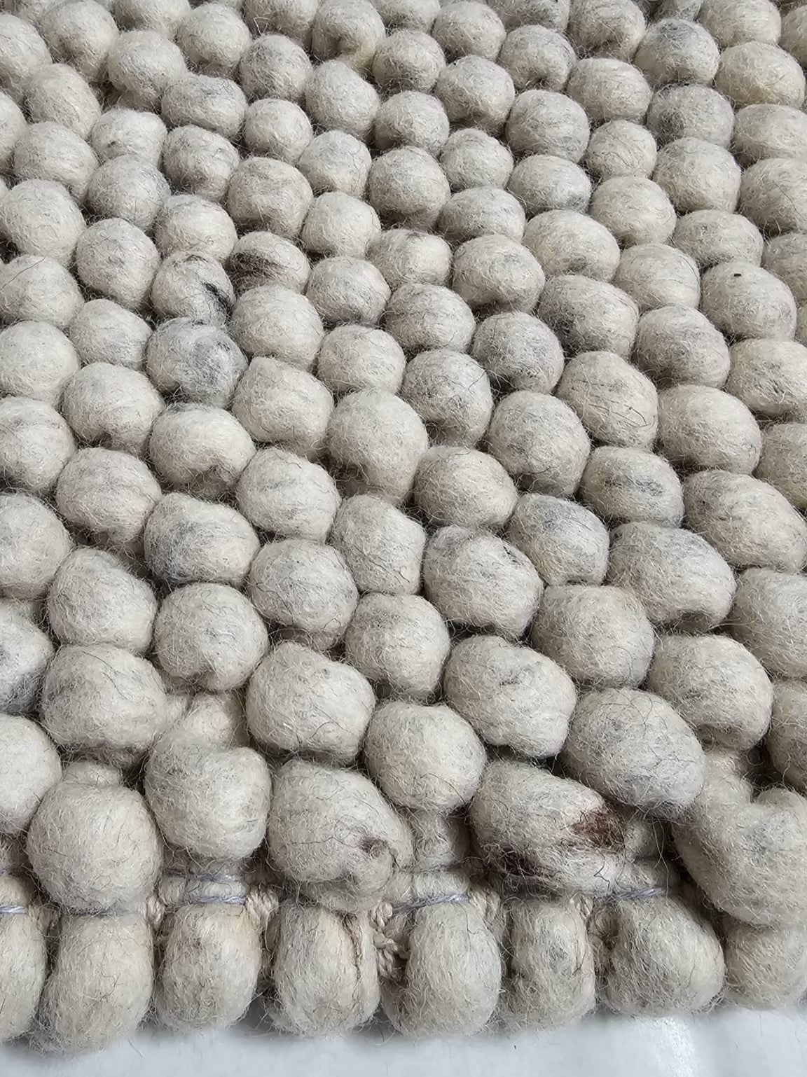 Grof wollen vloerkleed Marit Offwhite 01 closeup