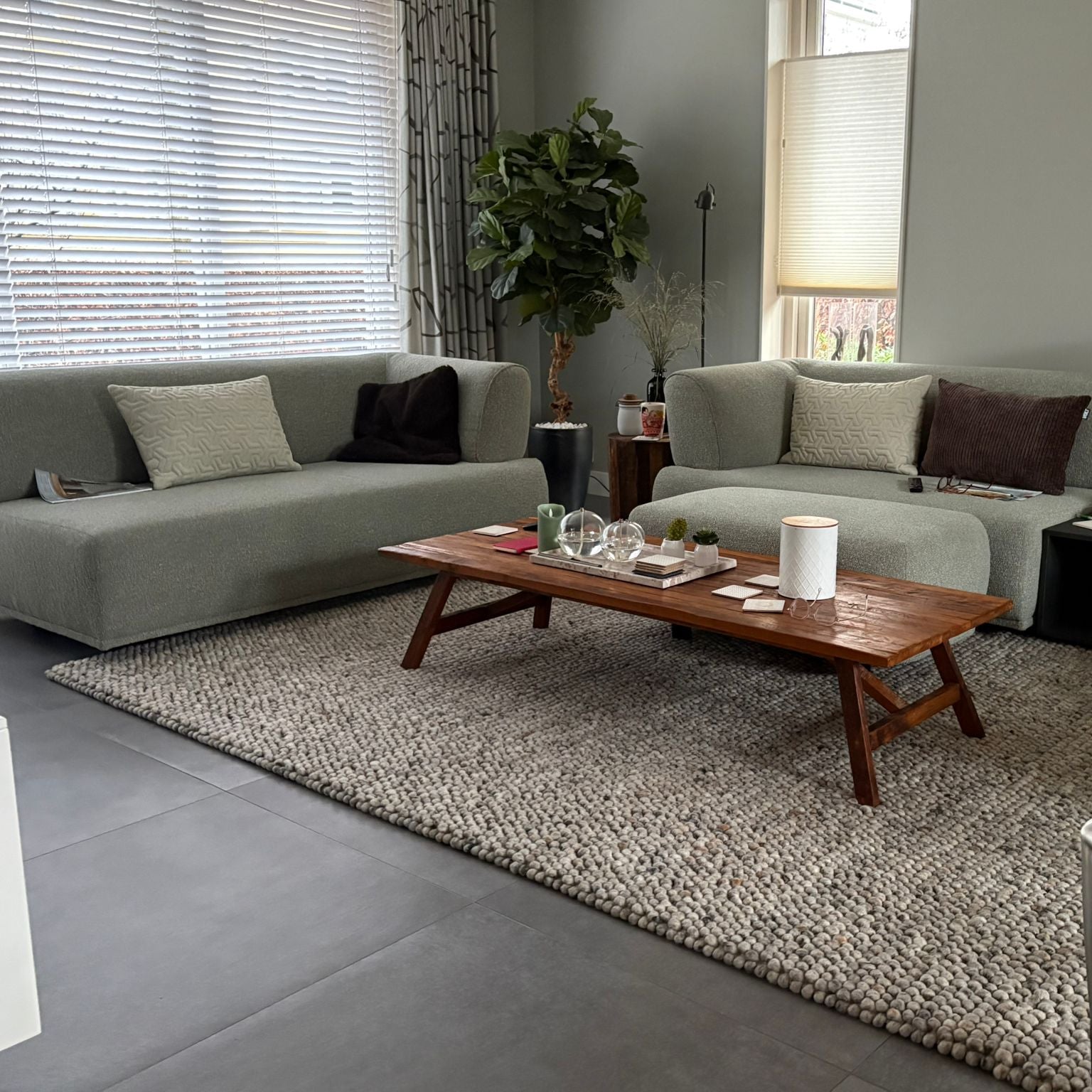 Grof wollen vloerkleed Marit grijs mix sfeer