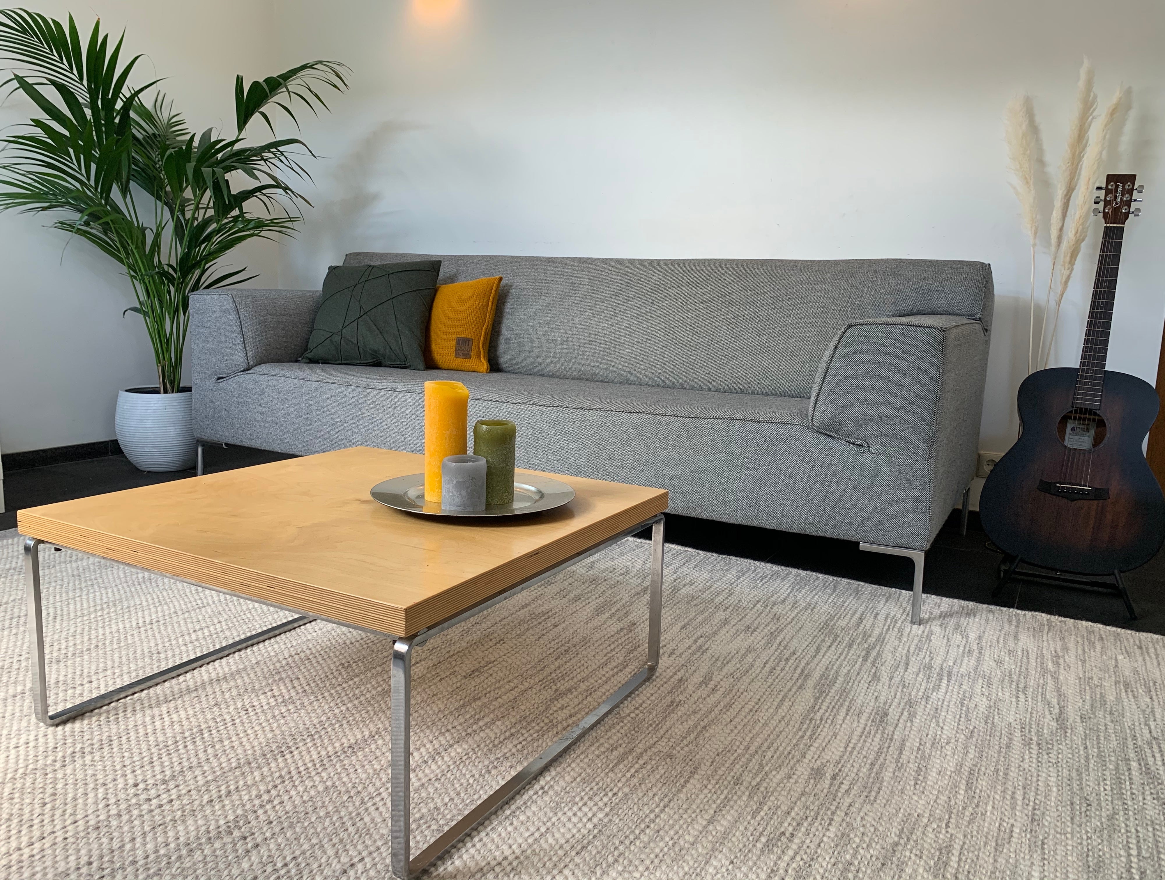 Handgeweven wollen vloerkleed Anna Ijzer interieur