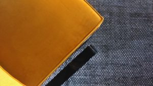 Handgeweven wollen vloerkleed Anna Natural Black sfeer