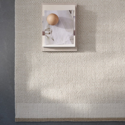 Hip wollen vloerkleed Suze White sfeer