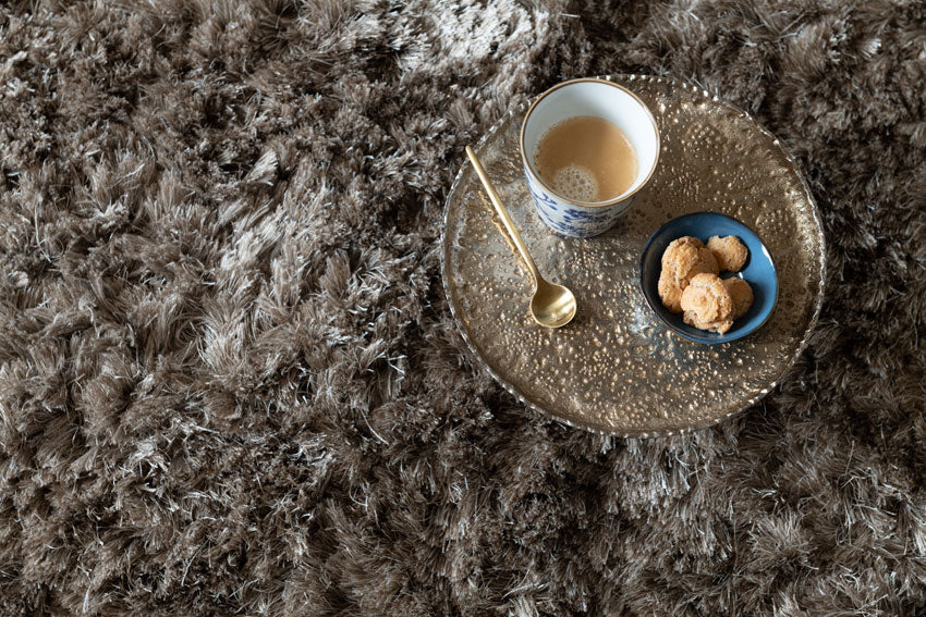 Rond hoogpolig glossy vloerkleed Valerie Taupe sfeer