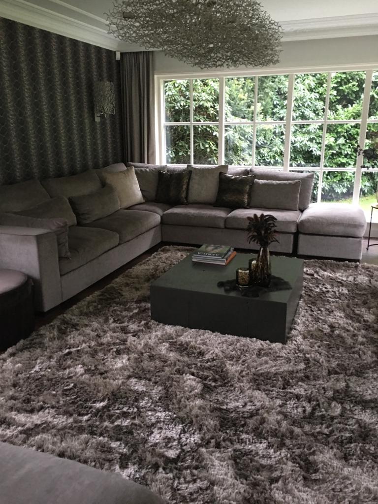Hoogpolig vloerkleed glossy Valerie Taupe 033 interieur