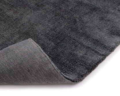 Laagpolig Glossy Wollen Vloerkleed Viveke Dark Grey close-up