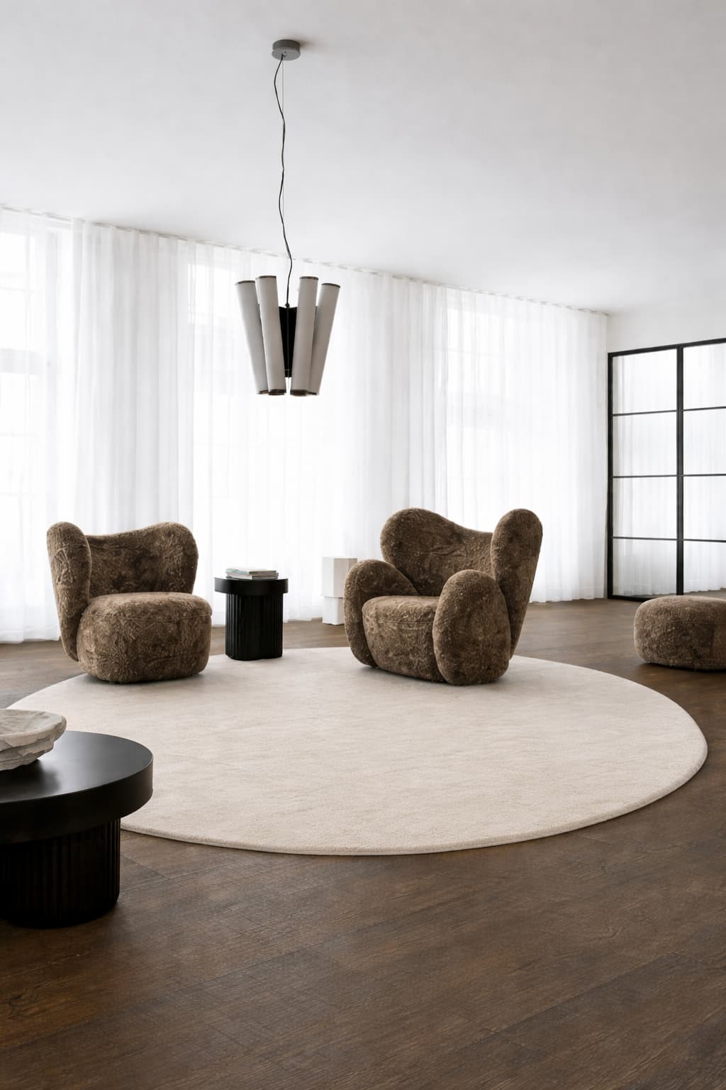 Rond glossy wollen vloerkleed 
Viveke White interieur