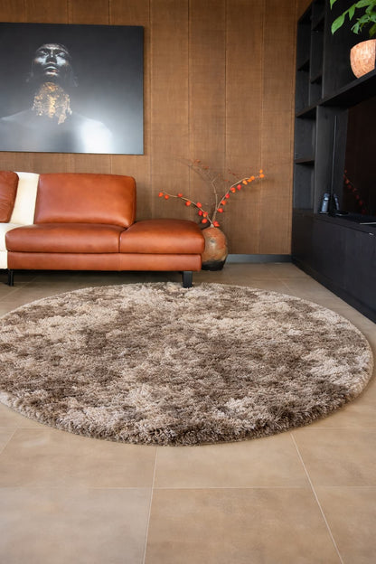 Rond hoogpolig glossy vloerkleed Valerie Taupe interieur