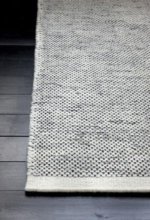 Vlak geweven wollen vloerkleed zwart wit Anna Mixed detail