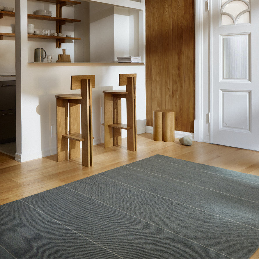 Vlak wollen vloerkleed Sara Charcoal interieur