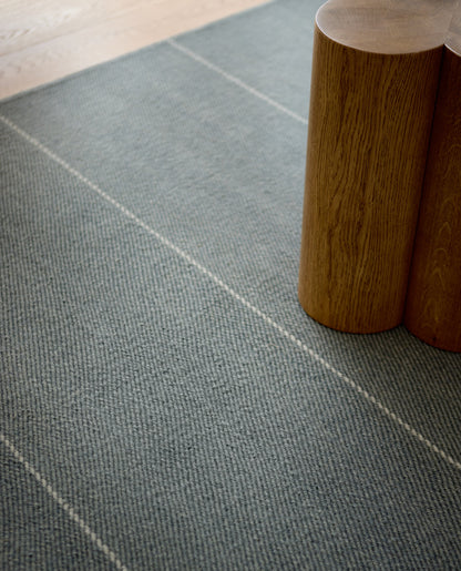 Vlak wollen vloerkleed Sara Charcoal sfeer