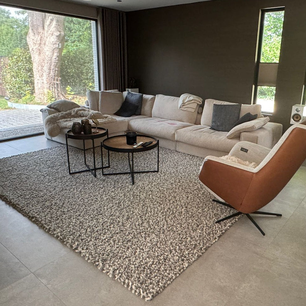 Wollen vloerkleed grof hoogpolig Tatum Beige 02 sfeer