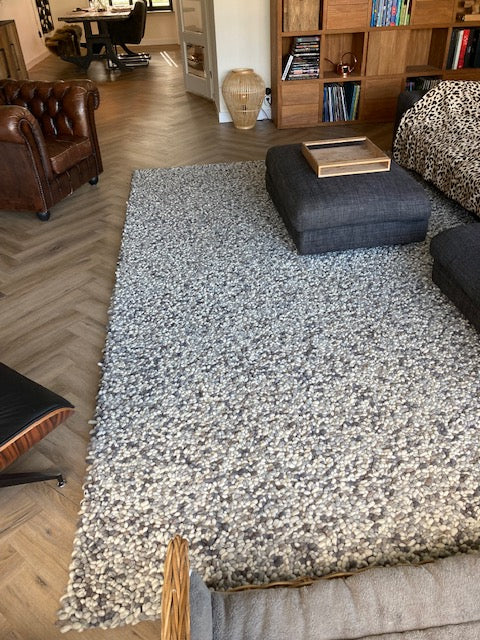 Wollen vloerkleed grof hoogpolig Tatum Grijs Mix 04 sfeer