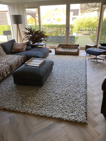 Wollen vloerkleed grof hoogpolig Tatum Grijs Mix 04 sfeerfoto