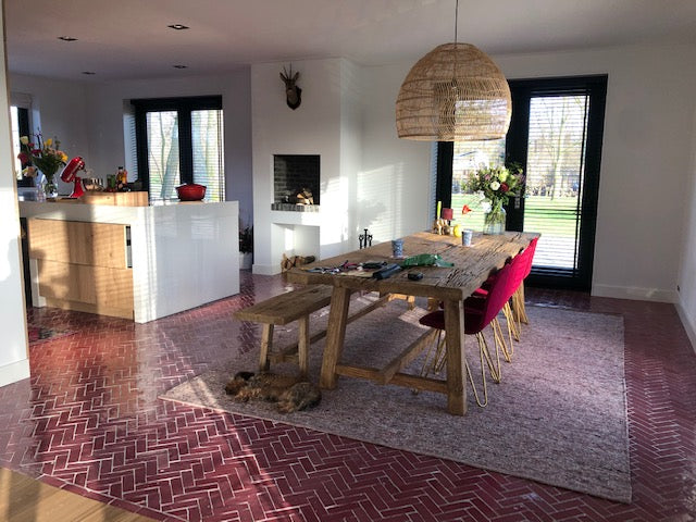 Wollen vloerkleed handgeweven Nanda Roze 10. Prachtig warm roze kleed op roze vloer!